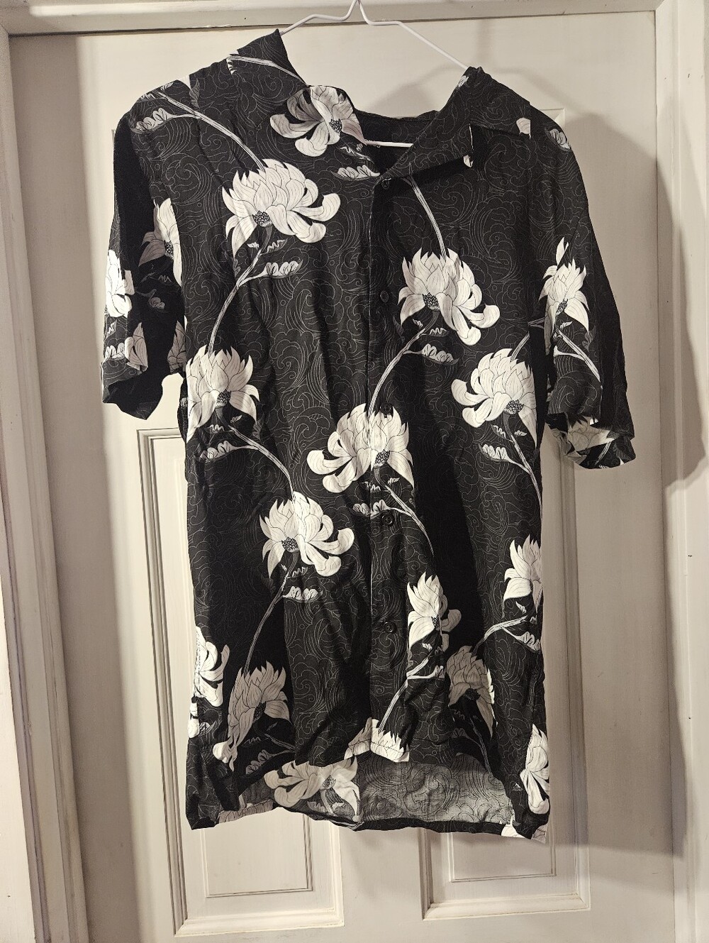 Men Black Floral Button-Up Shirt with White Blooms Size Small
